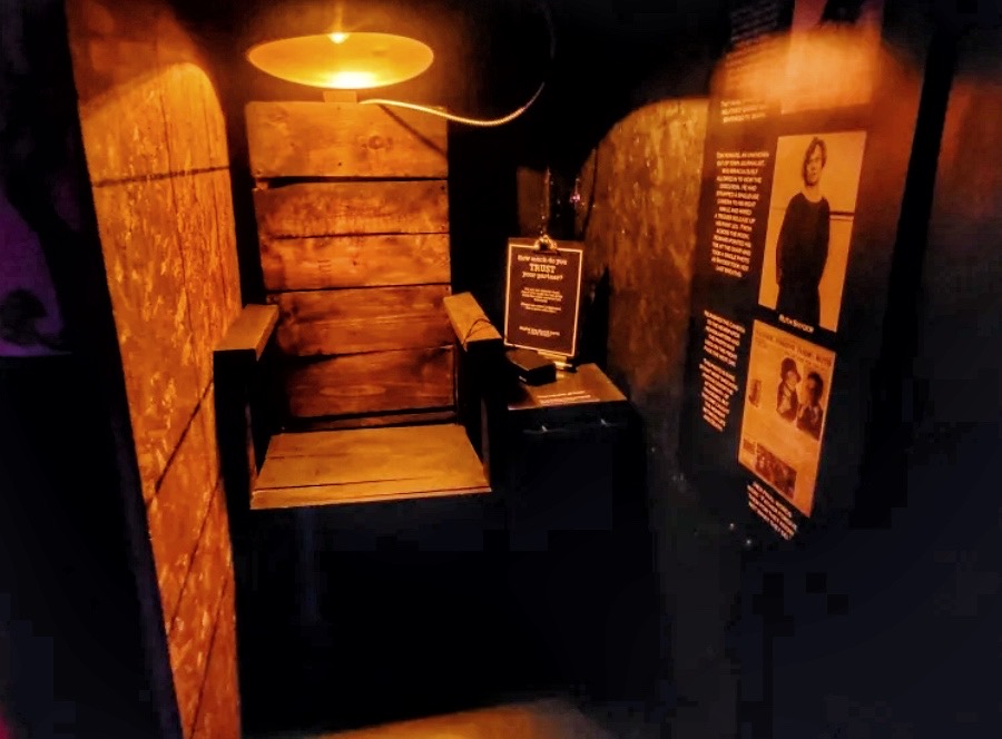 Crimes of Passion Museum Tour Experience Photo 3